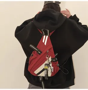 Zaino multifunzionale alla moda e comoda borsa a tracolla rosso bianco con cinghie.