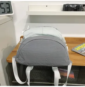 Vista di dettaglio ravvicinata dello zaino in stile giapponese casual con design bicolore.