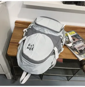 Zaino da viaggio outdoor casual, design bicolore grigio e bianco, grande capacità utile.