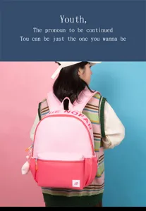 Rucksack Detailansicht mit rosafarbenem Color-Blocking-Design und hochwertigem Stoff.