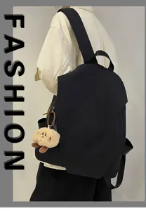 Vista dettagliata dello zaino nero elegante e idrorepellente con ciondolo in peluche.