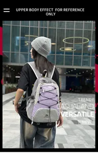 Vista dettagliata dello zaino con coulisse casual alla moda in ambiente urbano con tasche a rete.