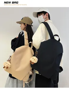 Zaino impermeabile semplice ed elegante con ciondolo carino per viaggi e scuola.