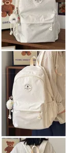 Detailansicht des minimalistischen Rucksacks mit Strukturmuster und praktischen Fächern.