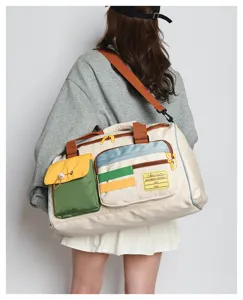 Vista dettagliata della borsa da viaggio in tela da donna, design patchwork multitasche.