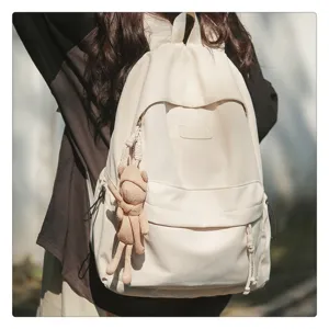 Minimalistischer lässiger Segeltuch-Schulrucksack mit süßem Bärenanhänger für Studenten.