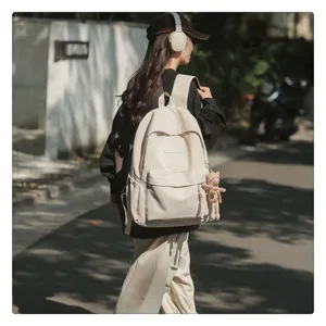 Lockerer minimalistischer Studentenrucksack in Beigefarben, Outdoor Lifestyle Detailaufnahme.