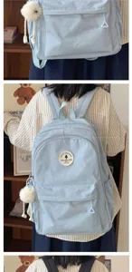 Hellblaue karierte Schultasche Detailansicht, lässiges minimalistisches Design für den Alltag.