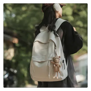 Lässiger, minimalistischer Damen-Rucksack in Beige, idealer Schulrucksack mit süßem Bären-Anhänger.