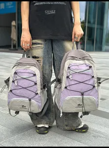 Dettaglio dello zaino con coulisse da esterno, doppia taglia e tasche multifunzione.