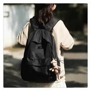 Detailansicht eines lässigen schwarzen Rucksacks für Studenten, stilvoll und praktisch.