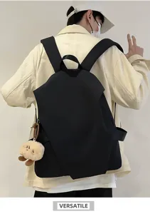 Vista dettagliata dell'elegante zaino nero con cinghie resistenti e un grazioso ciondolo peluche.