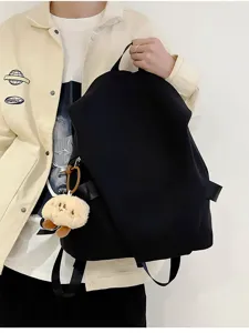 Zaino nero minimalista impermeabile vista dettaglio, elegante borsa scolastica per studenti