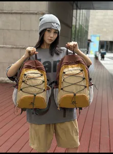 Vista dettagliata zaino con coulisse donna, borsa scolastica sportiva all'aperto con tasche a rete.