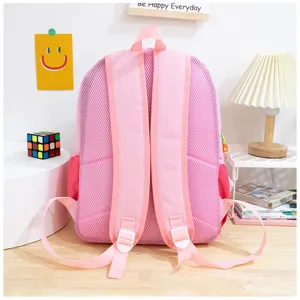 Rosa lässiger Schulrucksack mit atmungsaktivem Mesh-Rückenteil und verstellbaren Trägern.