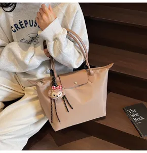 Modische große Tragetasche mit Plüschanhänger, lässige Damen Schultertasche für Alltag.