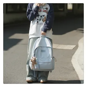 Minimalistischer hellblauer Schulrucksack für Studenten, lässiger Alltags-Tagesrucksack mit Bär.