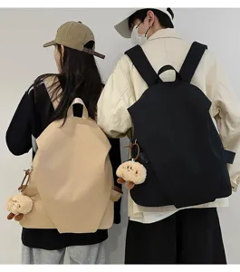 Zaino casual minimalista elegante da viaggio con un grazioso ciondolo in peluche dettaglio