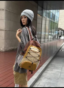 Dettaglio dello zaino in nylon con coulisse, pratico per la vita quotidiana all'aperto.