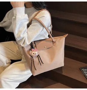 Grosse Kapazitat Tote Dumpling Tasche fur Damen, schicke Pendler Schultertasche mit Stofftier.