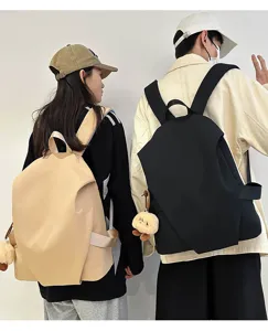 Vista dettagliata dello zaino casual minimalista indossato dai modelli, design pulito.