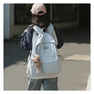 Minimalistischer Schulrucksack Detailansicht mit strapazierfähigem Stoff und Bärenanhänger.