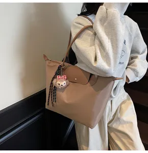 Lässige nylon shopper tasche mit großem fassungsvermögen für elegante damen alltag