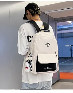 Vista dettagliata dello zaino elegante colorblock con tasche e simpatico ciondolo.
