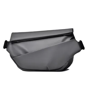 Vista dettagliata della borsa da petto grigia minimalista impermeabile con patta.
