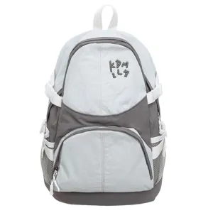 Zaino casual bicolore con tasche laterali in rete e ricamo frontale per viaggi e tempo libero.