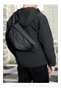 Borsa da petto tattica funzionale impermeabile da uomo, elegante marsupio a tracolla urbano.