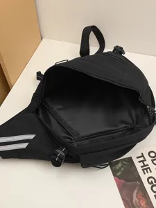 Zaino nero multifunzionale e alla moda dotato di cerniere resistenti e strisce riflettenti.