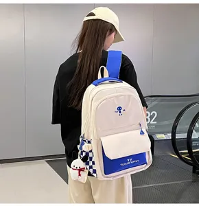 Zaino casual a blocchi di colore per uso quotidiano, capiente zaino scolastico con ciondolo.