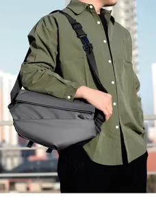 Borsa a tracolla funzionale uomo techwear borsa spalla vista dettaglio design grigio