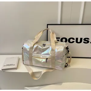Dettaglio della borsa da palestra olografica con tessuto iridescente, cinghie beige e tasca.