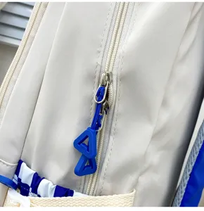 Primo piano dettaglio della cerniera e del tirante dello zaino scolastico in tela, chic.