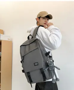 Grauer Schulrucksack im Detail mit großem Fassungsvermögen für Reisen und Freizeit.