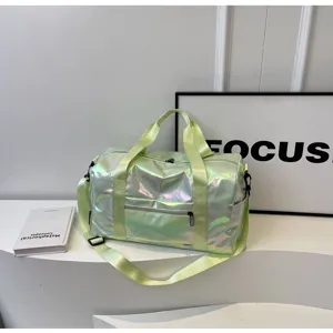 Borsa da viaggio olografica lucida in dettaglio, borsone sportivo con tracolla regolabile.