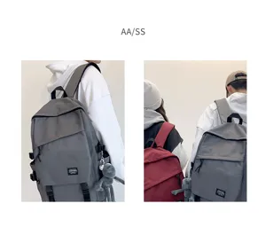 Lässiger großer Studenten Rucksack mit mehreren Fächern und süßem Affen Anhänger.