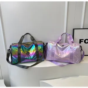Vista dettagliata della borsa da viaggio sportiva iridescente con grande capienza e scomparto.