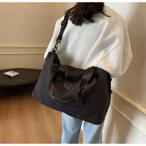 Large capacity travel duffel bag for gym, casual minimalist luggage bag with shoulder strap.