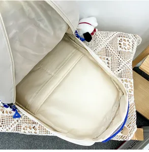 Vista dettagliata dello scomparto interno spazioso e della capacità del pratico zaino casual.