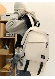 Detailansicht des lässigen Segeltuch-Rucksacks mit großer Kapazität und Puppenanhänger.