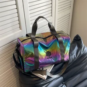 Borsa sportiva olografica borsone da palestra e viaggio con finitura iridescente e pratica tracolla.