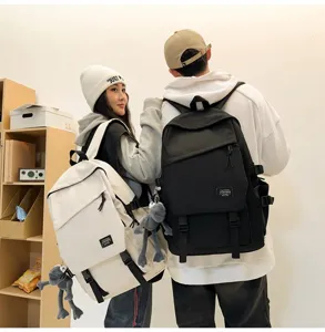 Detailansicht des großen lässigen Rucksacks mit mehreren Fächern und niedlichem Plüschpuppenanhänger.