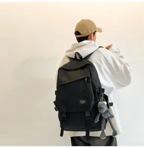 Detailansicht des grossen, minimalistischen Freizeitrucksacks ideal fuer Reisen und den Alltag.
