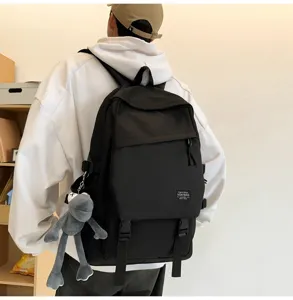 Grosser schwarzer Rucksack für Schüler, minimalistischer japanischer Reisetasche mit Puppe.