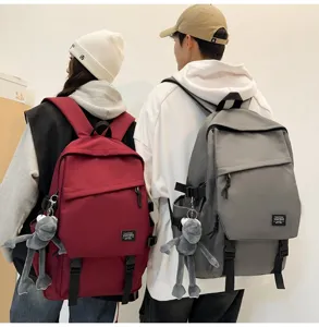 Großer lässiger Schulrucksack für Studenten, stilvolle Reisetasche mit Plüschanhänger.