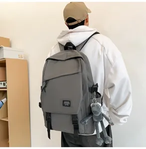 Detailansicht des grauen Freizeitreise-Rucksacks mit seitlichem Plüschtier-Anhänger.