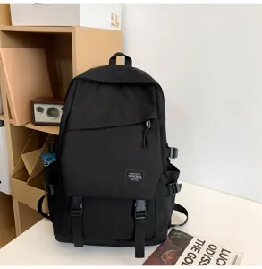 Schwarzer Freizeit Rucksack Detailansicht mit Fronttasche und robusten Schnallengurten.